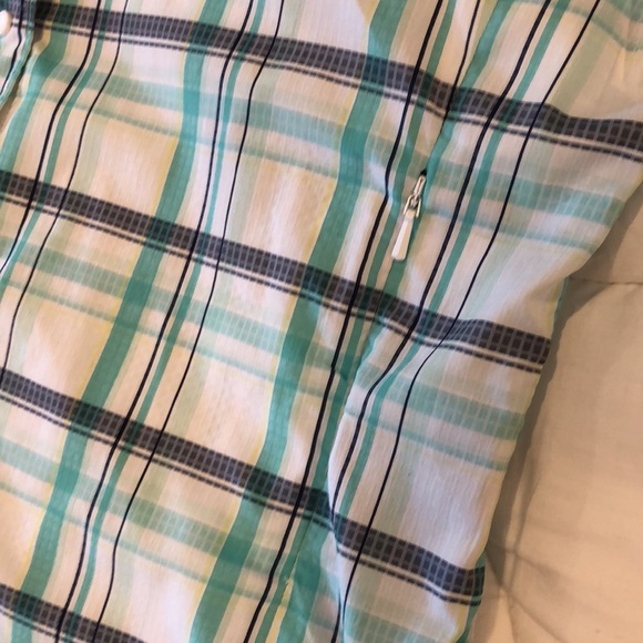 Columbia quick dry lightweight long sleeve snap close shirt. Hidden zip pocket - Picture 7 of 8